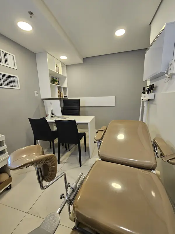Consultório de ginecologia da SER com mesa de exame